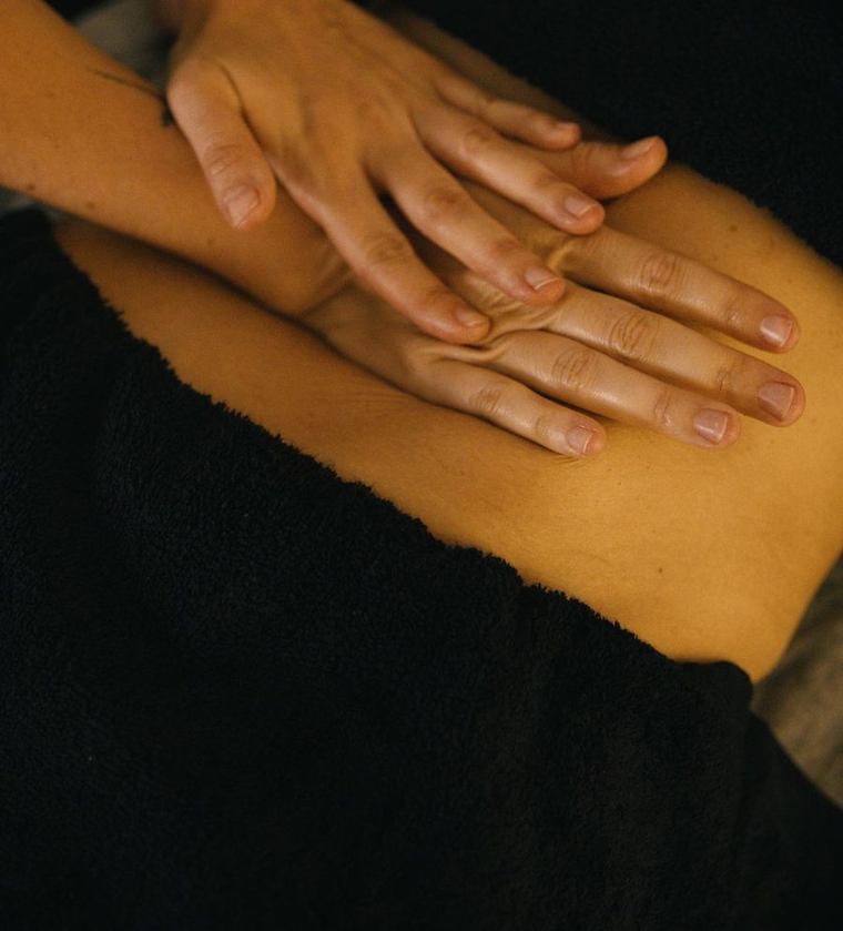 Zachte buikmassage met rustige, vloeiende handbewegingen