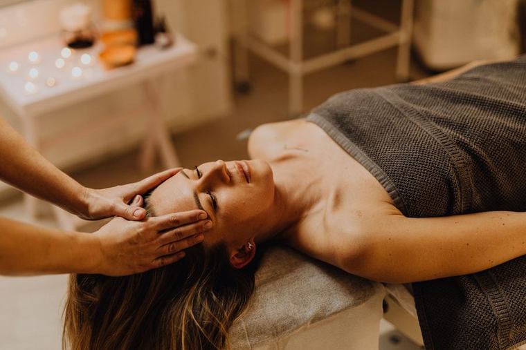 Rustgevende hoofdmassage bij een ontspannen cliënt