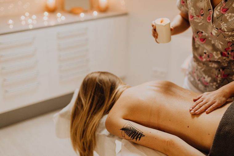 Ontspannende lichaamsmassage met massageolie bij kaarslicht