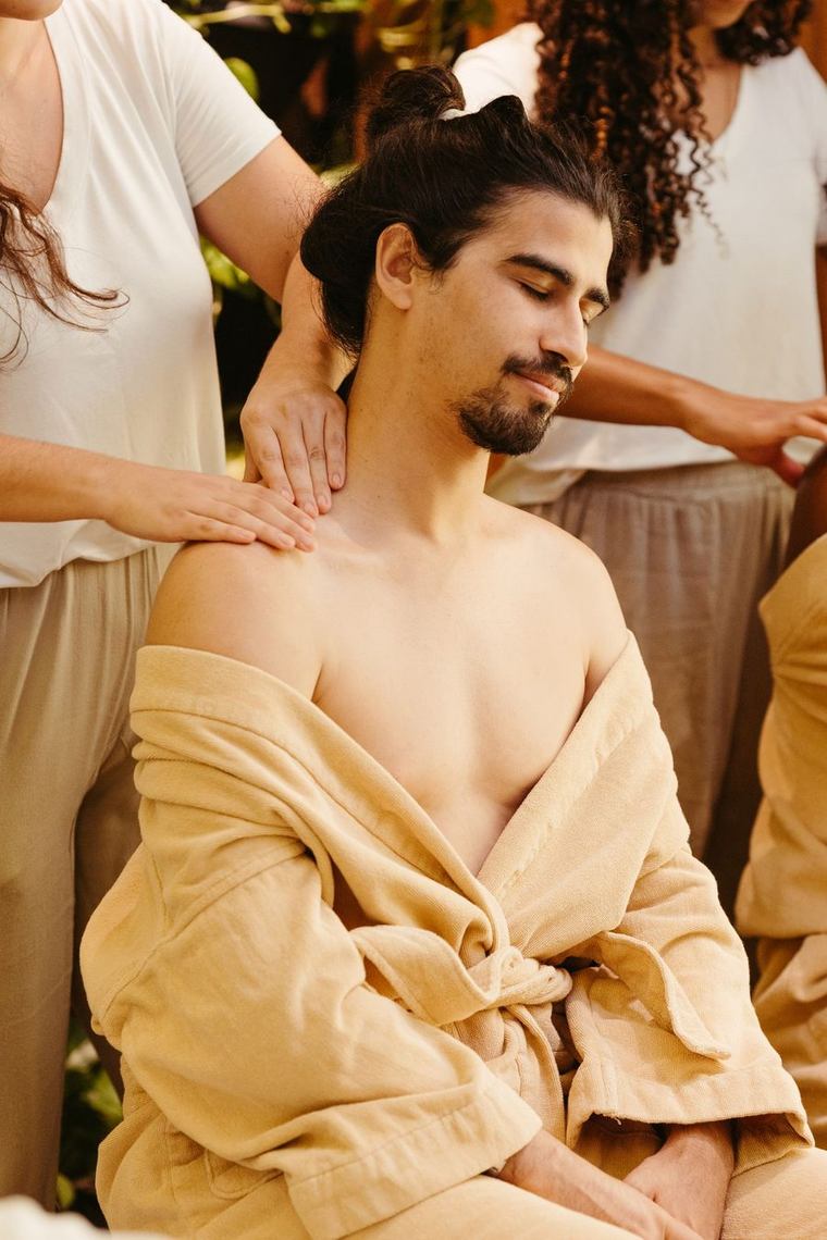 Stevige sportmassage van de schouders